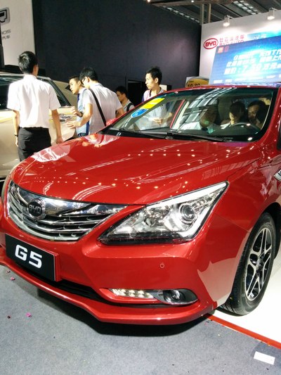 2014去深圳车展看真实的g5,附上车模豪车(多图手机党慎入)_比亚迪g5