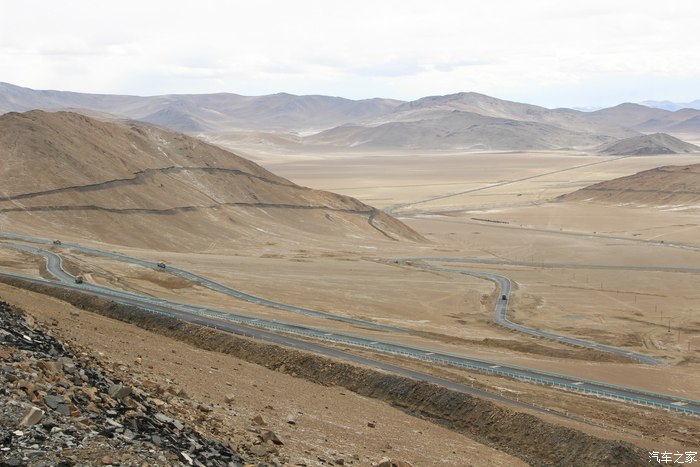 海拔5000米的奇台达坂垭口,前面是部队的车队!