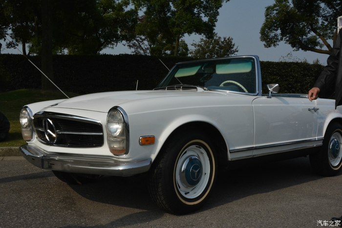 偶遇来自1968年的她梅赛德斯奔驰250sl