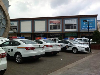 昨天去4s店做保养,拍到的纳智捷警车!感觉好帅啊,眼前一亮!