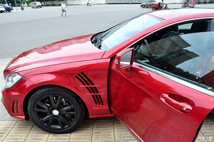 前后都有鲨鱼腮型造型.