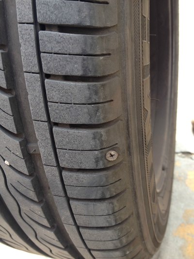 后轮胎肩扎钉,这种情况需要换胎吗?