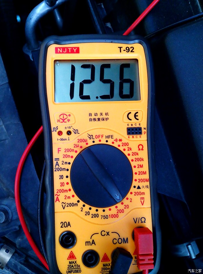 正常情况下不着车应该超过12v,怠速时充电电压14v左右,及时更换电瓶吧