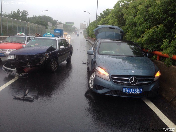 被无良出租司机撞,车头重创