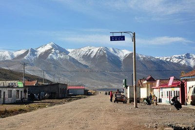 如果从大武镇向花石峡方向穿越阿尼玛卿,只要走到这里,见到这个路牌