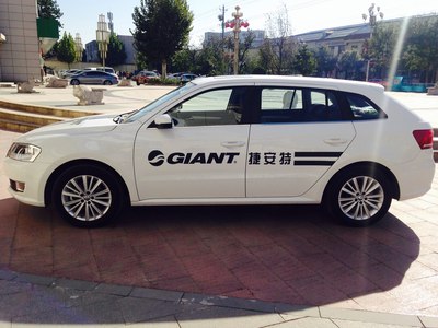 今天把车身广告贴了