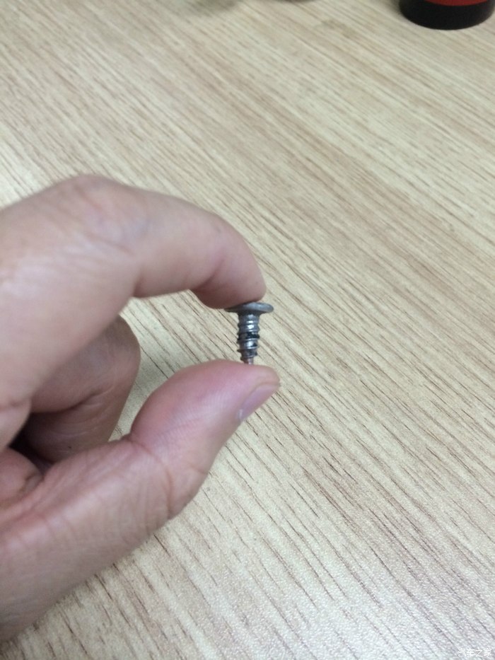 大烂州的破路轮胎被一个一厘米左右的钉子扎了附钉子图片