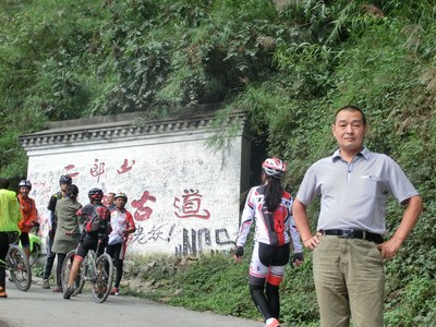 堵車在這種路超車那絕對車技種展現路過郎山茶馬古道會停來留張影像