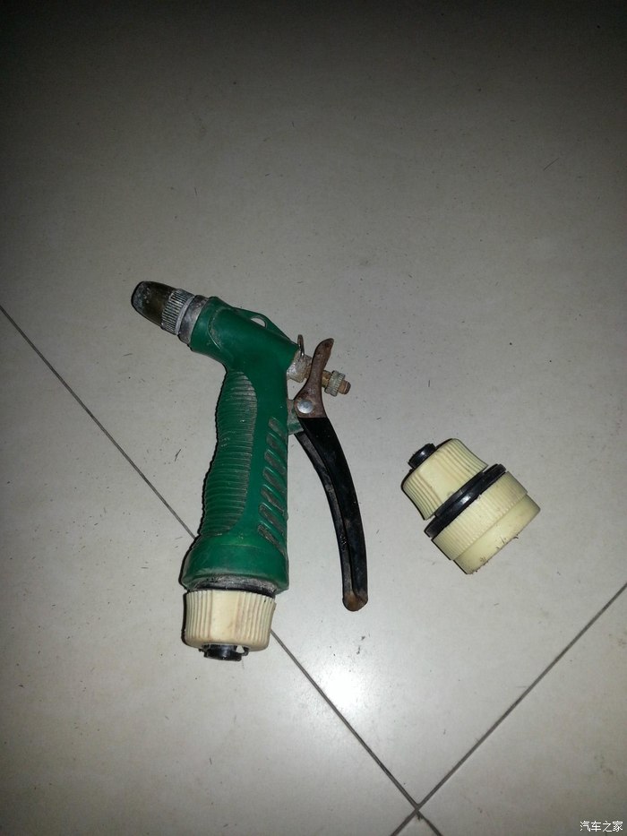 2个水喷头,看到洗头水的压力挺大的,心里就想把余的一个改成洗车水枪