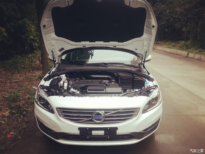 车辆登记时验车,找半天才找到开引擎盖的旋钮.