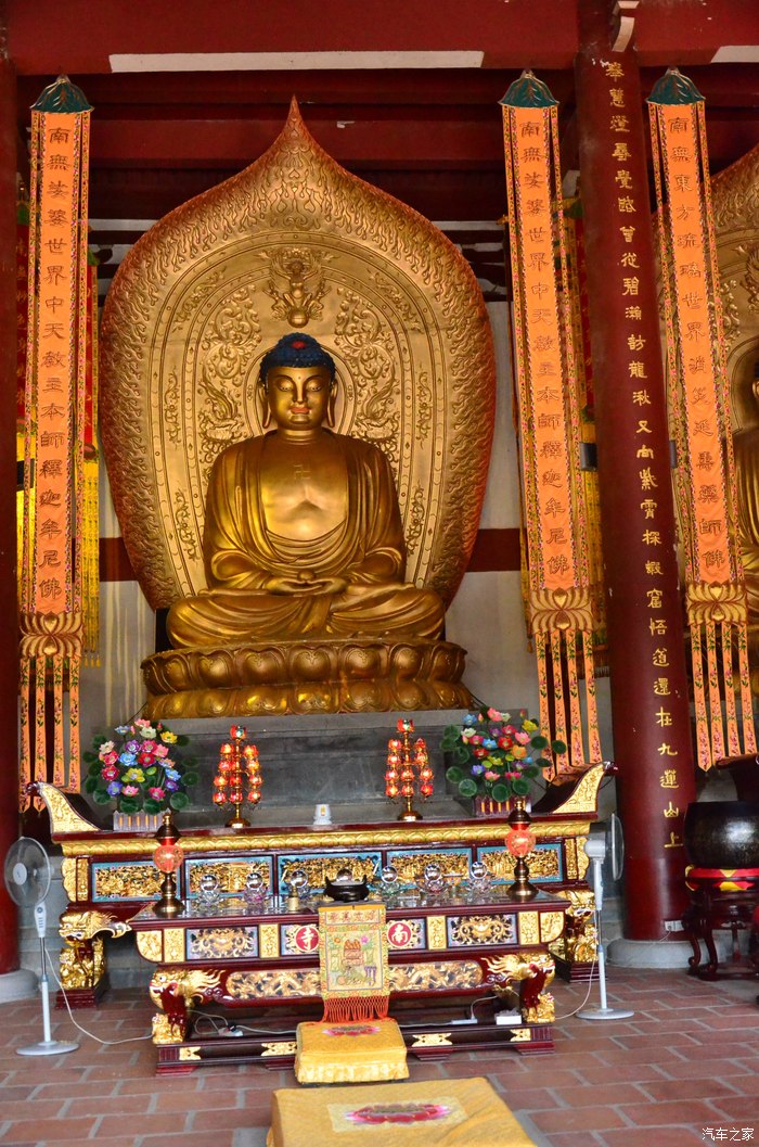 大雄宝殿一般只供奉佛祖释迦牟尼,这里供奉三身佛. 这是释迦牟尼