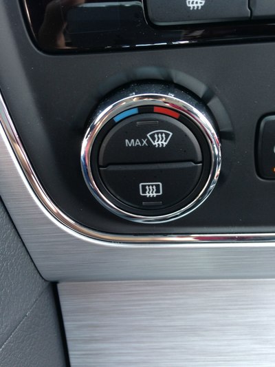 左边空调温度调节旋钮,前后车窗除雾.