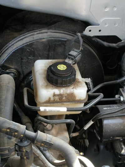 朗逸刹车油壶盖子油油的是怎么回事?漏油吗?有朋友知道吗?