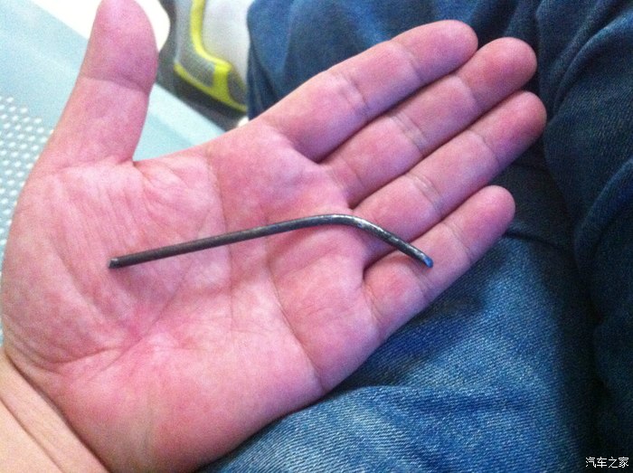 钢丝漏出尖尖角,可惜我却没找到,粗心大意很受伤,小心驾驶车况好.
