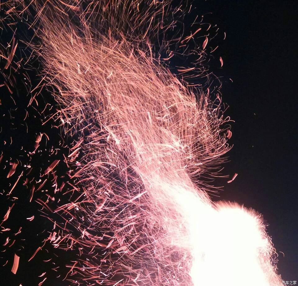 这老兄头发被火星子烧了不少 哥有点兴奋，把车绕着篝火飘了三圈。。。转弯时动作有点大