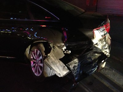 我家的奥迪a6l放在门口给醉驾的追尾了