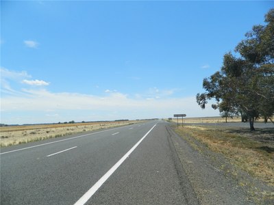 這就是澳洲很多地方的高速公路,雙向兩車道,限速110,中間沒有隔離帶