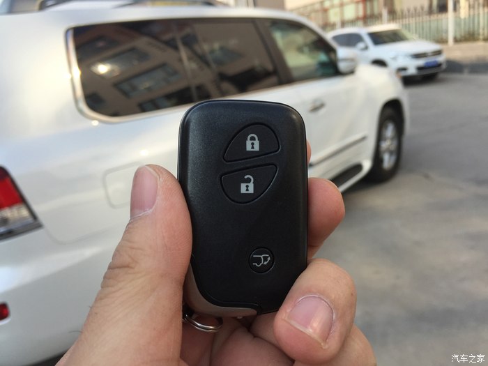 最后,车钥匙.不得不说,车钥匙是真丑,还不如陆巡好看.
