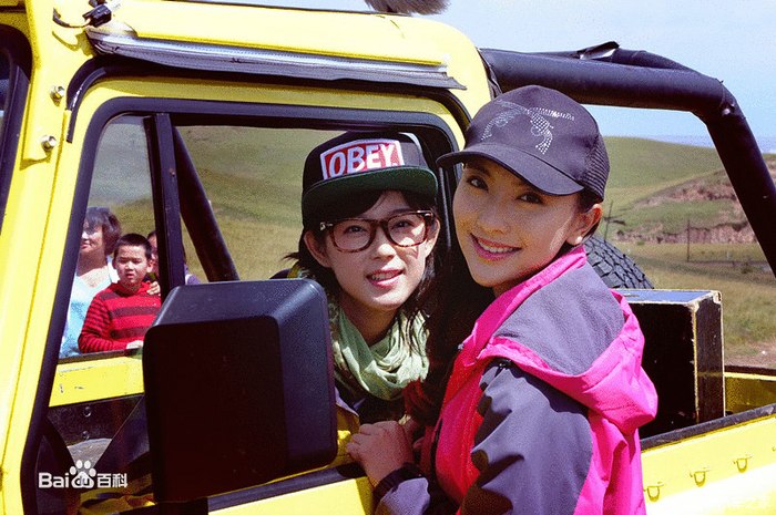 一部新电视剧中的黄色角斗士与美女图片