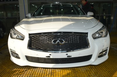 北京白色英菲尼迪q50 2.0t豪华的车漆保护全车贴隐形透明车衣