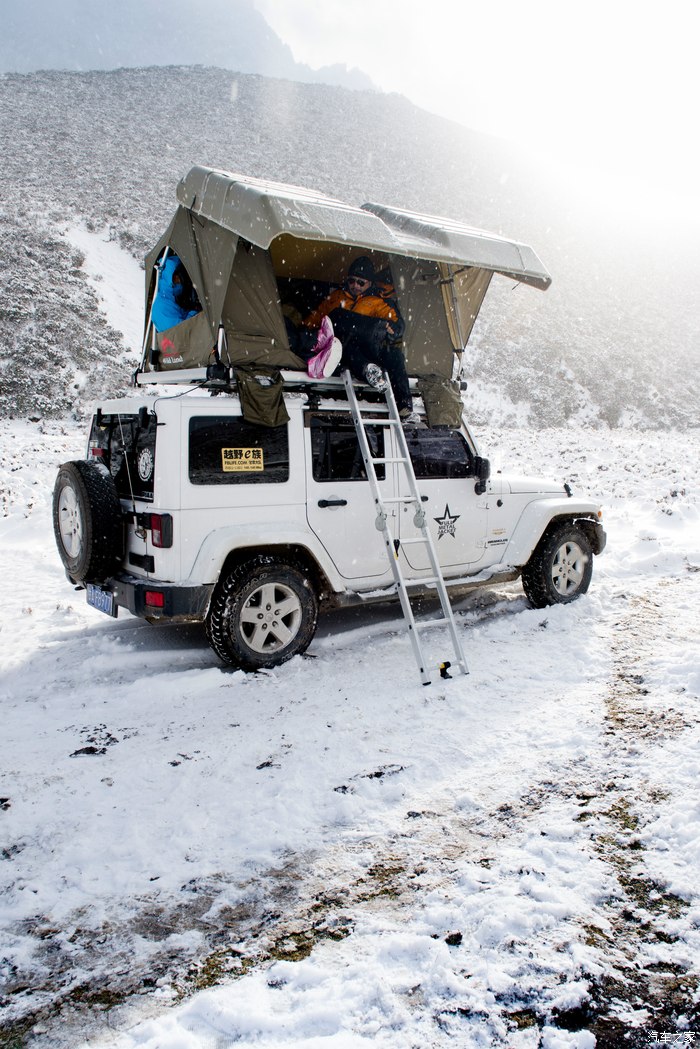 牧马人自驾游装备秋野地车顶帐篷甘肃玛雅雪山露营之旅