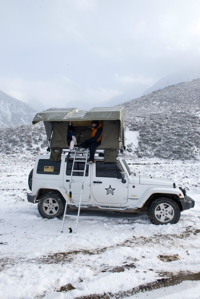 牧马人自驾游装备秋野地车顶帐篷甘肃玛雅雪山露营之旅