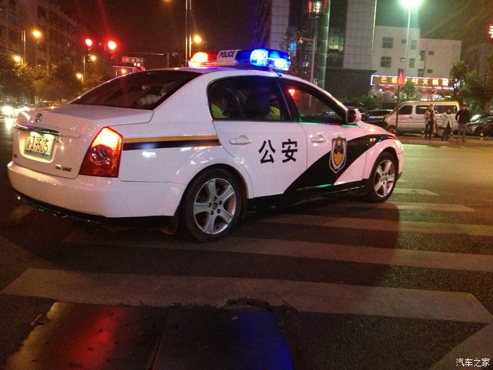 奔腾b70警车