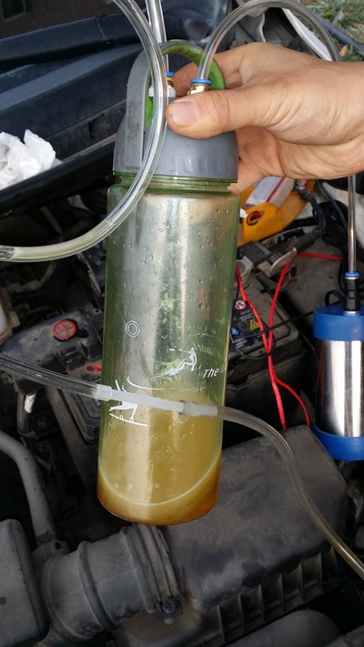 抽出来刹车油颜色已经黄