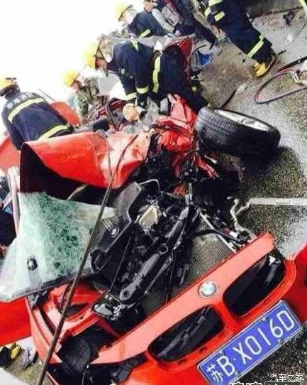 雅阁婚礼门事件再现主角是凯美瑞车辆解体车顶棚被揭掉