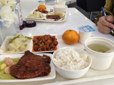 先吃个中饭吧,食堂饭菜看着可口,吃着一般,凑活吧.