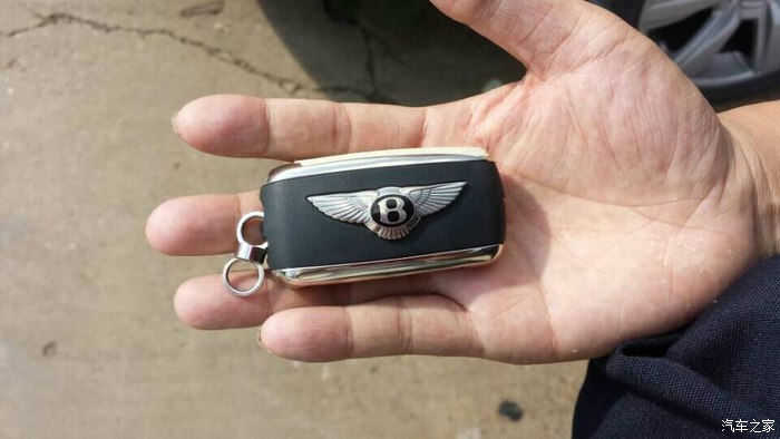 宾利右前叶子板被撞