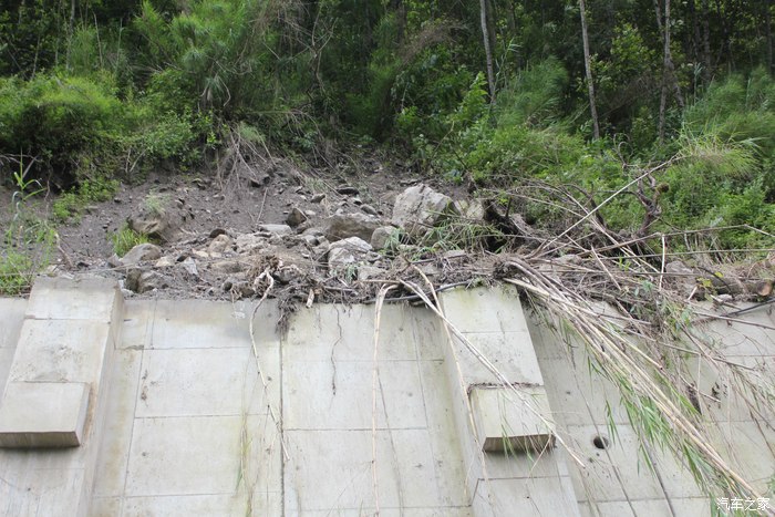 防滑坡的水泥护墙!