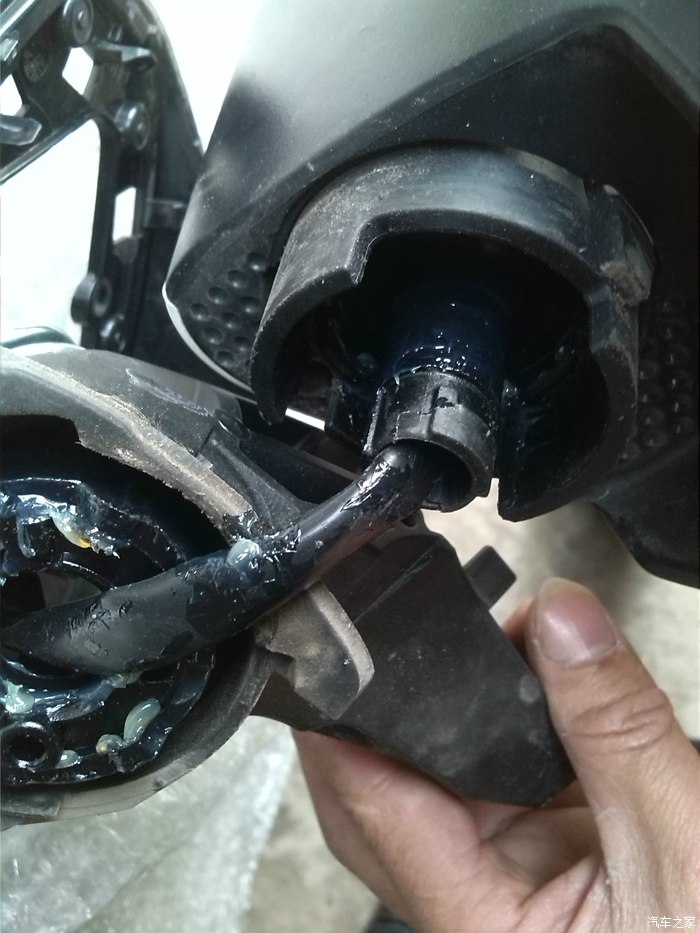 后视镜损坏的维修详细作业后视镜转轴材质有待商榷