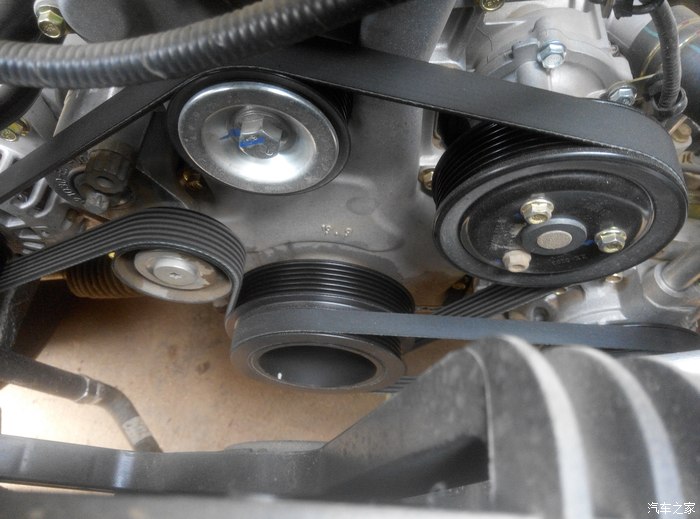 注意看下发动机最下面的皮带轮靠发动机刚盖的位置,是不是油脂