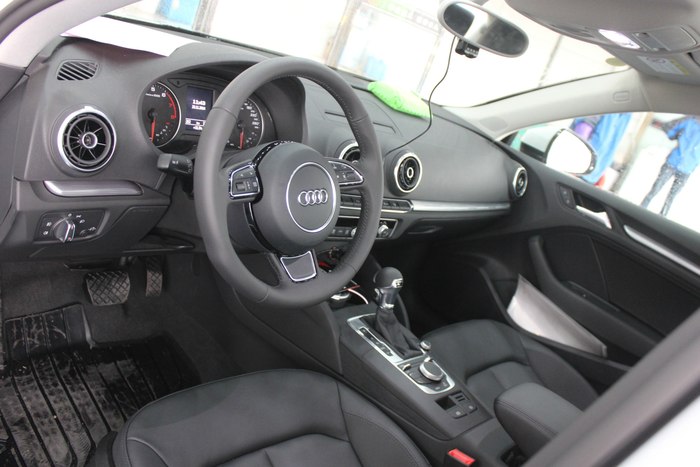 提a3冰川白舒适型,进入奥迪阵营.