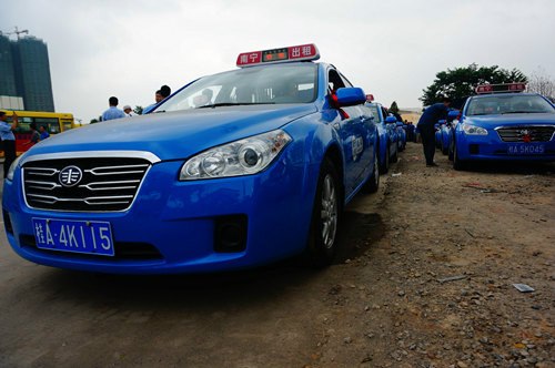 南宁投入新奔腾b50出租车为城市添色彩