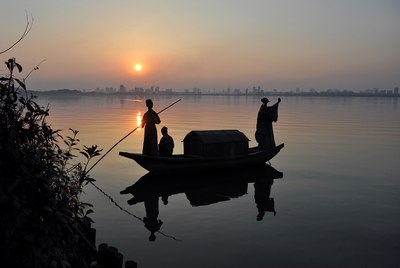 乘明月,看花上酒船",这是唐代著名诗人李白夜游平天湖留下的千古绝句