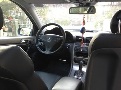 深蓝色进口奔驰c230 kompressor双门掀背跑车