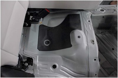 奔驰后排座椅下方还有大块的黑色有毒沥青阻尼片