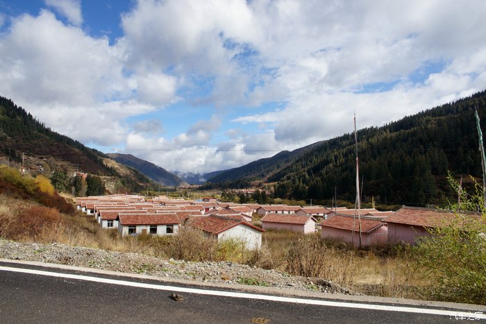 巴西乡村民新居,满了杂草,好像还没人居住,仰或是夏牧未归?