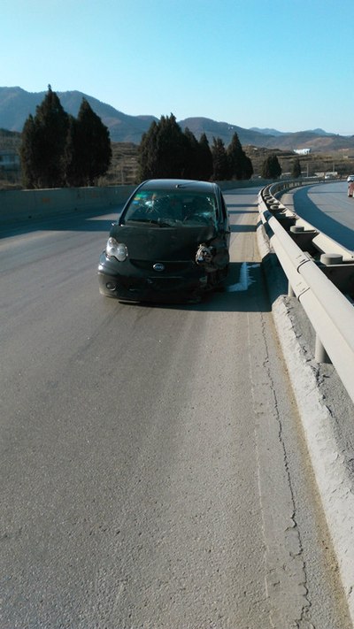 f0国道120码过弯失控撞护栏,连撞卡车,轮胎飞天,车主侥幸逃生