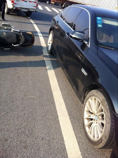 等红灯被电动车追尾j