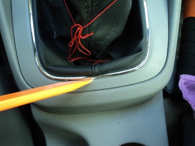 08款宝来档杆防尘套拆卸方法