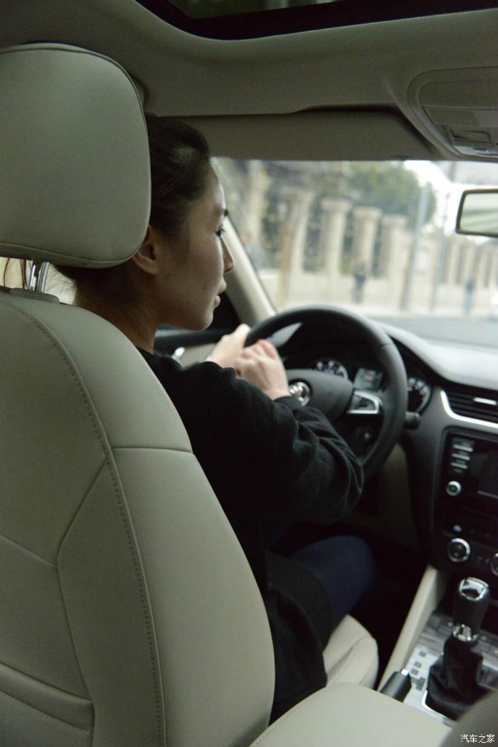谁说女子开车不如男美女司机试驾小明归来