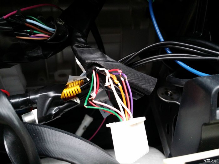 方向盘控制线及取电是在原车cd那个接口