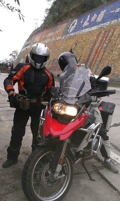 骑摩托车最不方便的就是拍照片,两部车子第一次合影,我的是bmw r1200