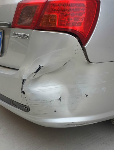 车尾被撞了,凯友帮看看如何处理吧