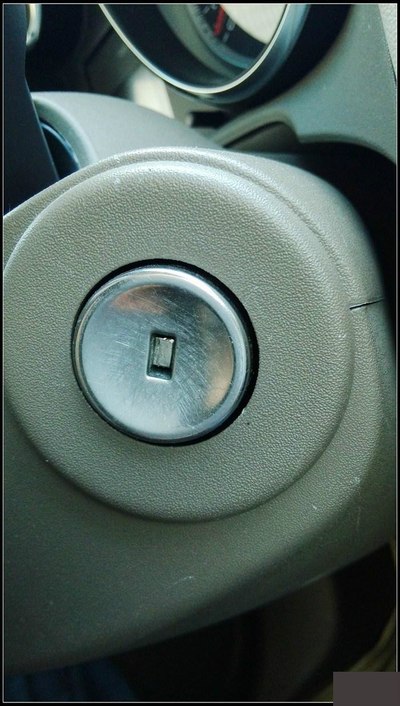 此为方向盘发动机锁孔