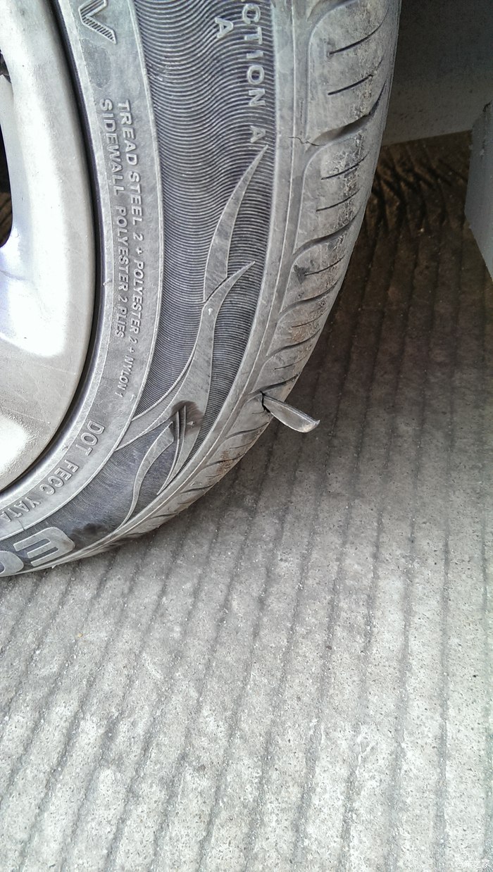 轮胎扎了好大块铁片,还能用吗?