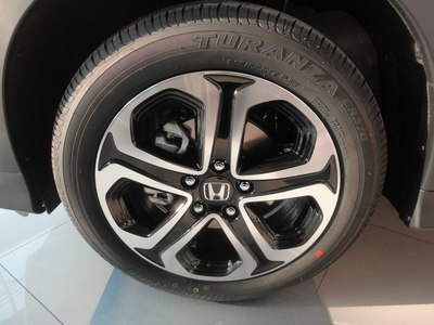xr-v采用的是215/55r17普利斯通轮胎,配合着5幅黑银双色的类似与烽火